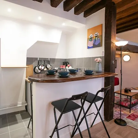 Authentic Apartment In Center Of Parisian Marais Exterior photo