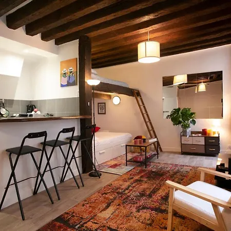 Authentic Apartment In Center Of Parisian Marais Exterior photo